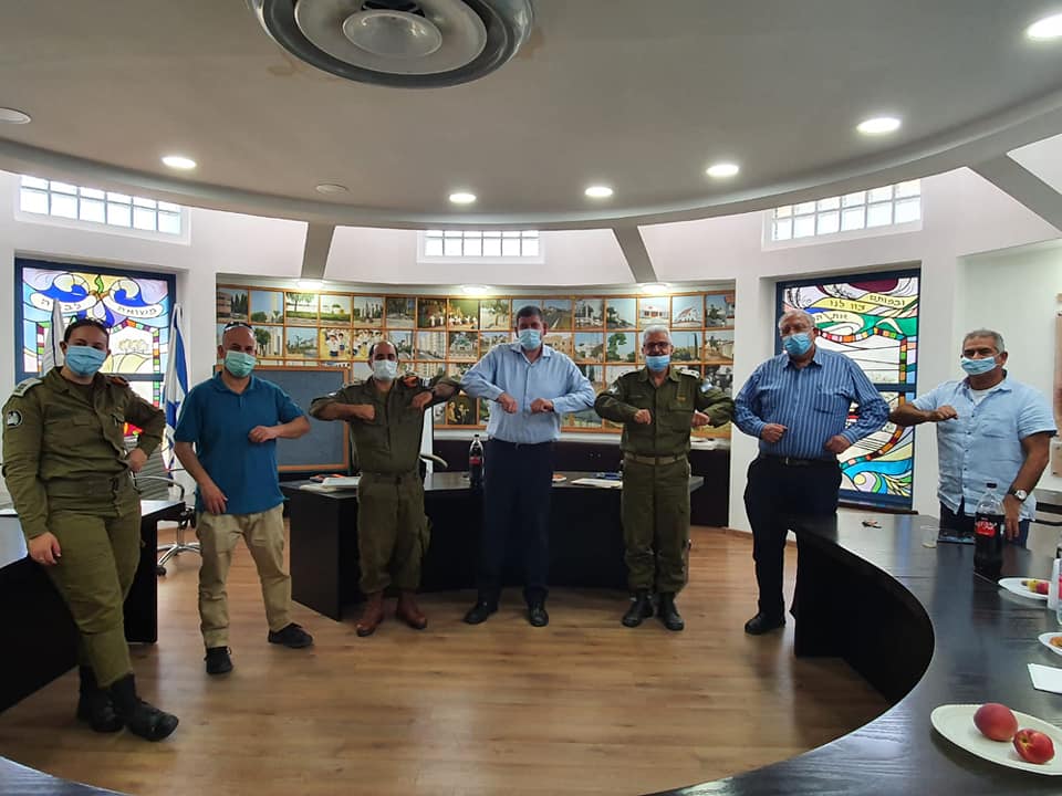 תמונה של אנשי העירייה ואנשי פיקוד העורף עוטים מסכות