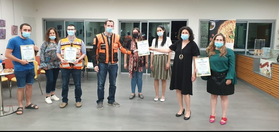 תמונה של נשים וגברים מצוותי החירום במעמד קבלת תעודות הוקרה