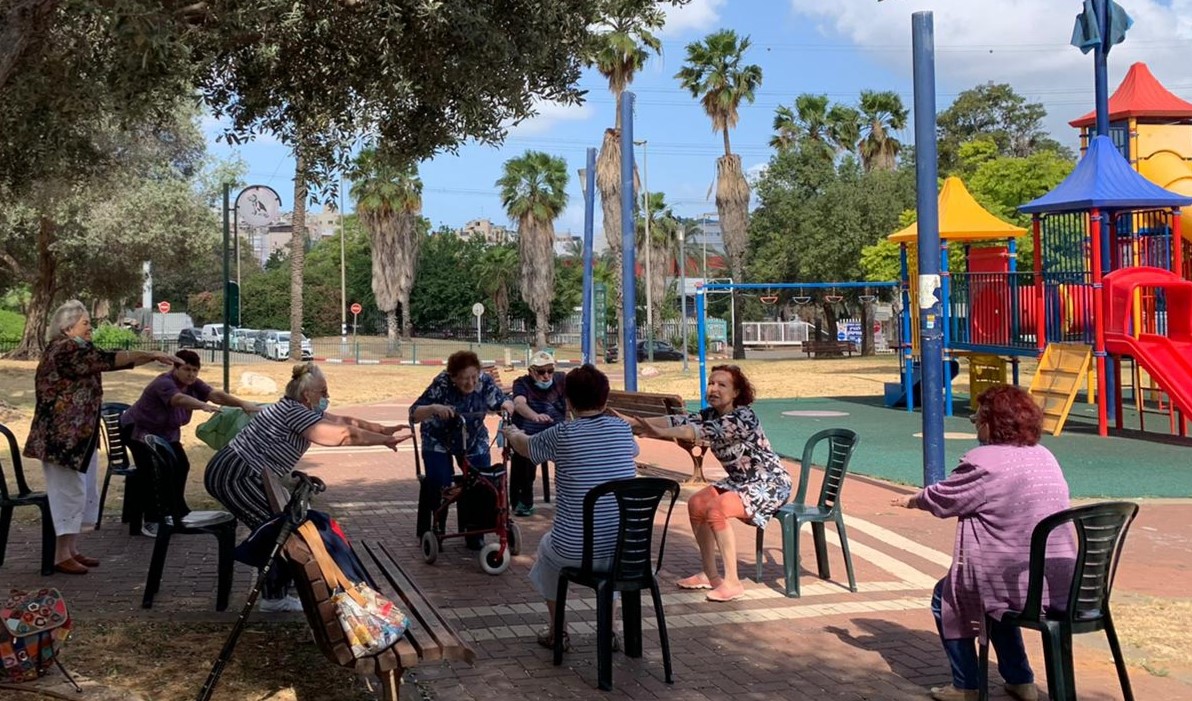 בתמונה: בני הגיל השלישי בגבעת שמואל בפעילות ספורטיבית בגן הבונים בעיר