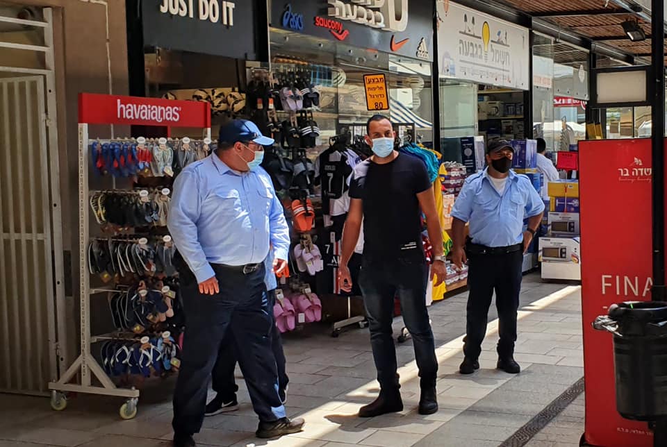 פקחים ותושבים בחזית חנות