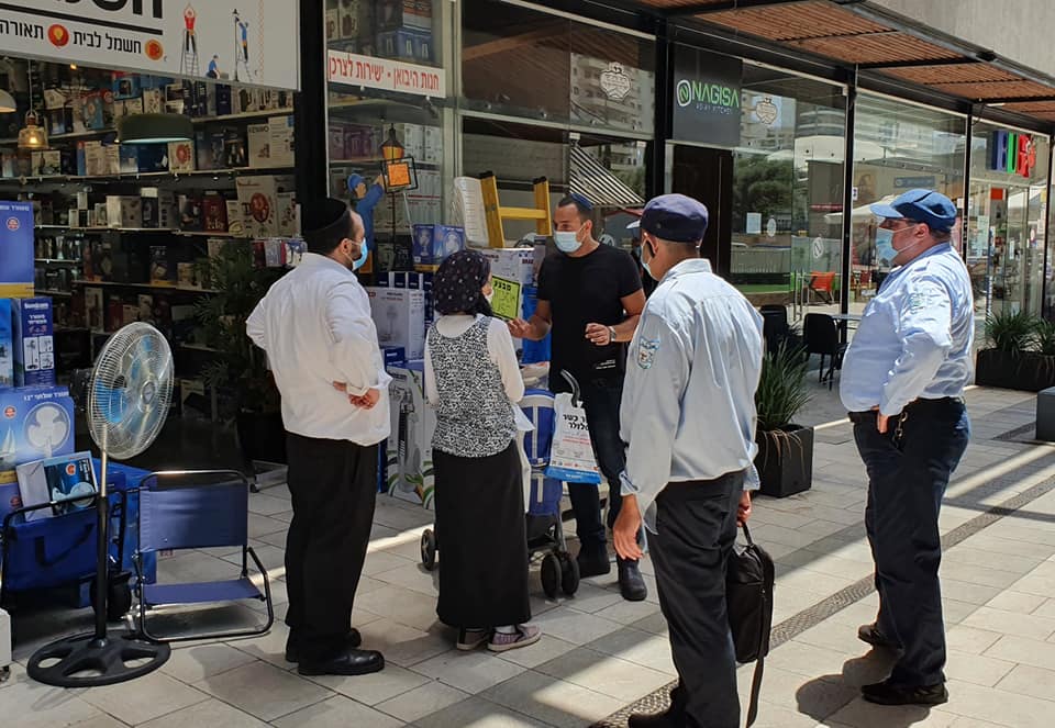 פקחים ותושבים בחזית חנות