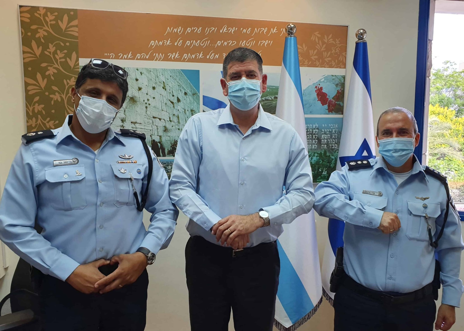 ראש העיר יוסי ברודני עם קציני משטרה בלשכתו