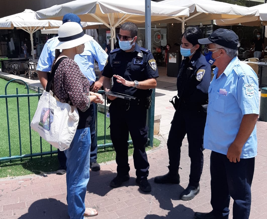 שוטרים ותושבים ברחוב