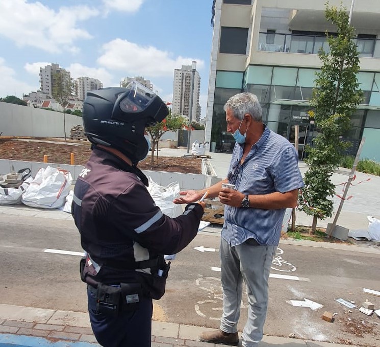 שוטר ותושב עומדים ברחוב