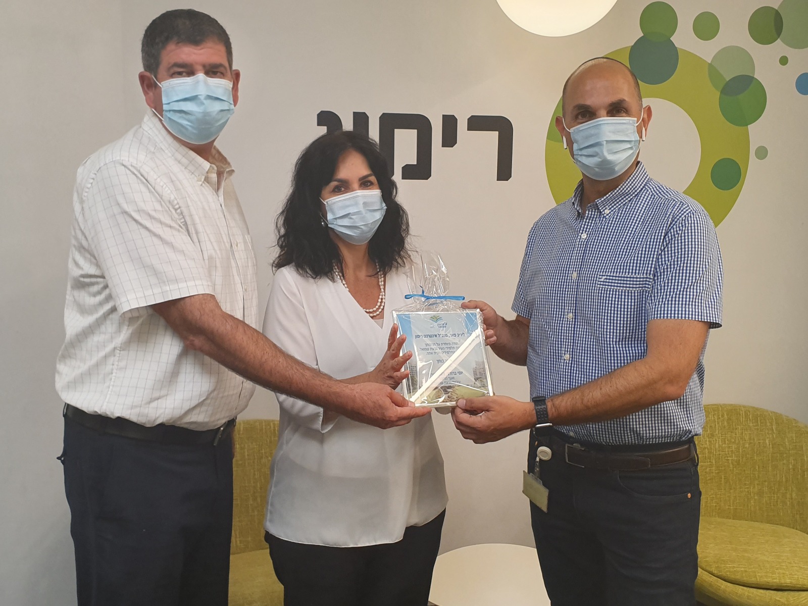 בתמונה משמאל לימין: ראש העיר יוסי ברודני, מנהלת אגף החינוך אתי דהן ומנכ
