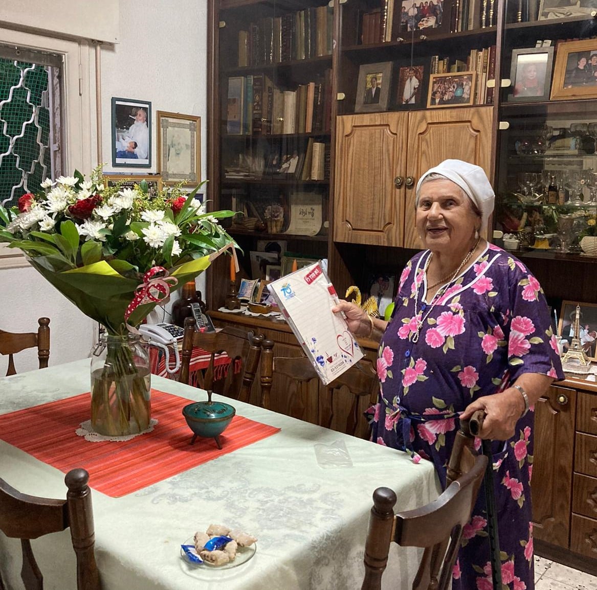 תושבת גבעת שמואל קשישה מקבלת ברכה מהעירייה