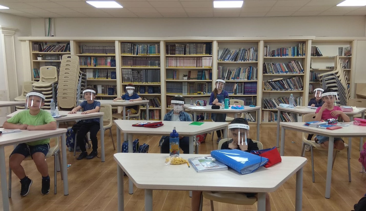 תלמידים יושבים בכיתה