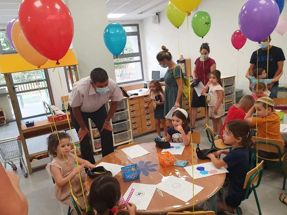 ראש העיר בכיתה עם תלמידים