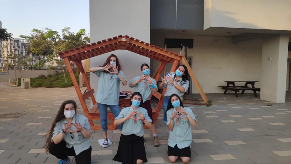 בנות עוטות מסכות מצולמות ברחבת גינת משחקים