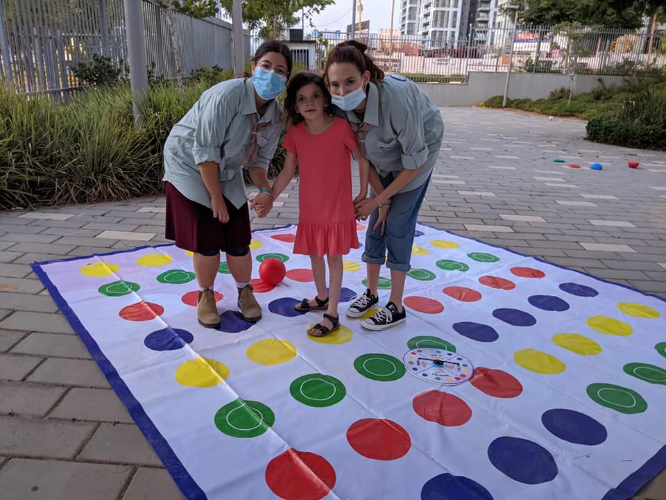 בנות עוטות מסכות מצולמות ברחבת גינת משחקים