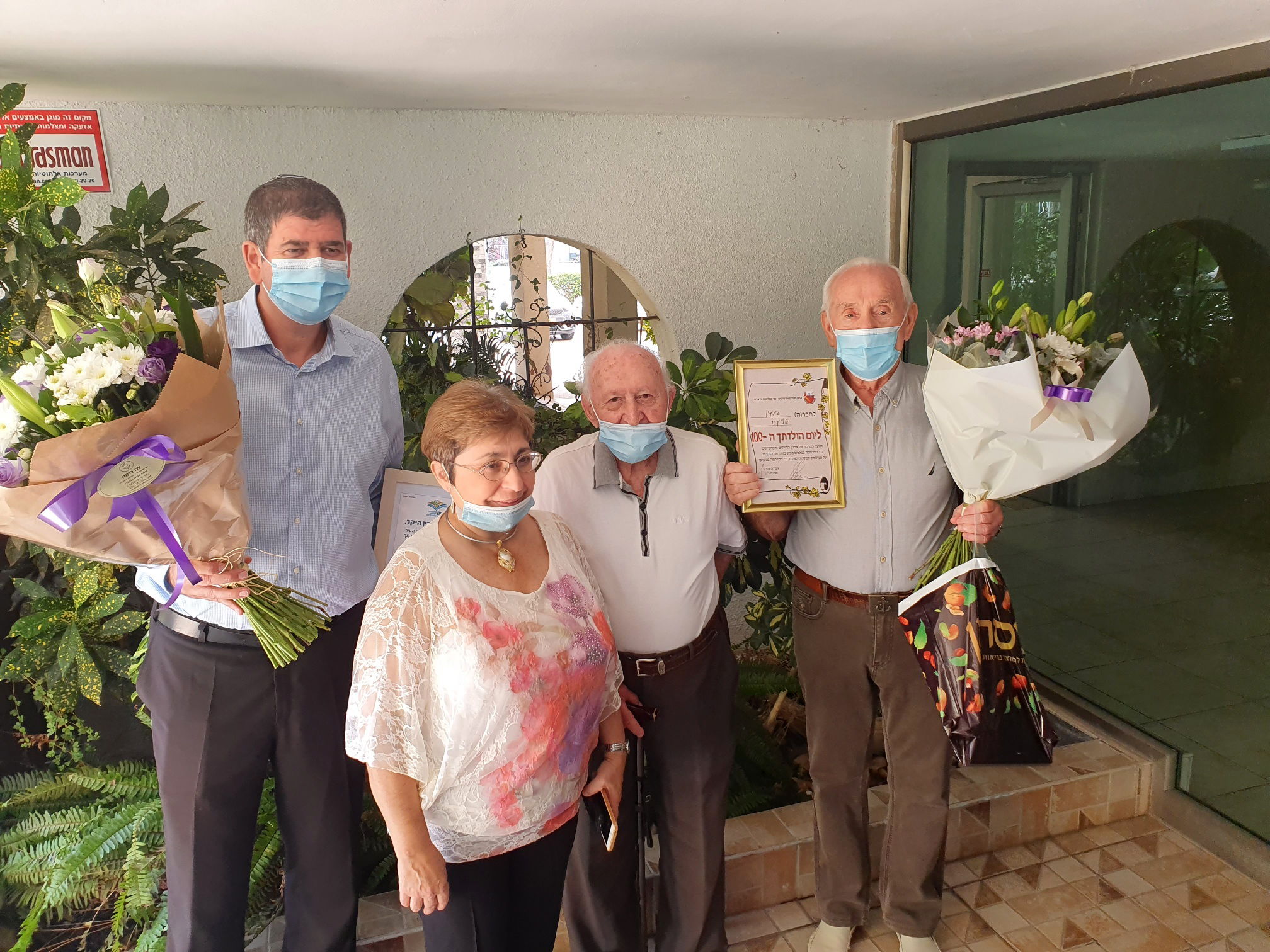 ראש העיר יוסי ברודני עם אליעזר גידנין ובניט משפחתו