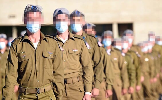 חיילים על מדים עם מסכה על פניהם