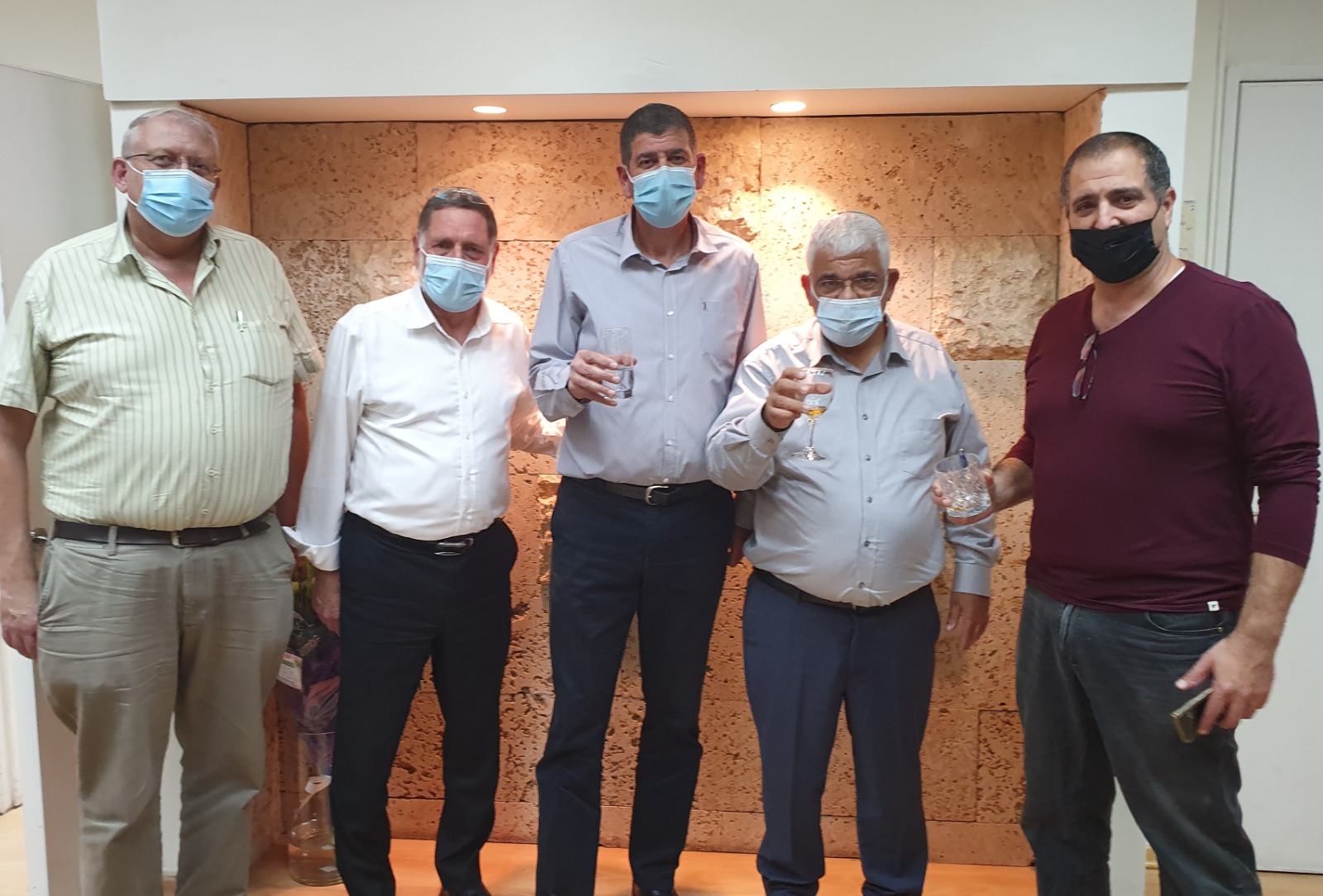 בתמונה (משאל לימין): גבי חדד מנכל העירייה, משה בר חיים סמנכל ישיבת בני עקיבא, ראש העיר יוסי ברודני, ראש הישיבה הרב פרוכטר ממ ראש העיר יעקב ויליאן