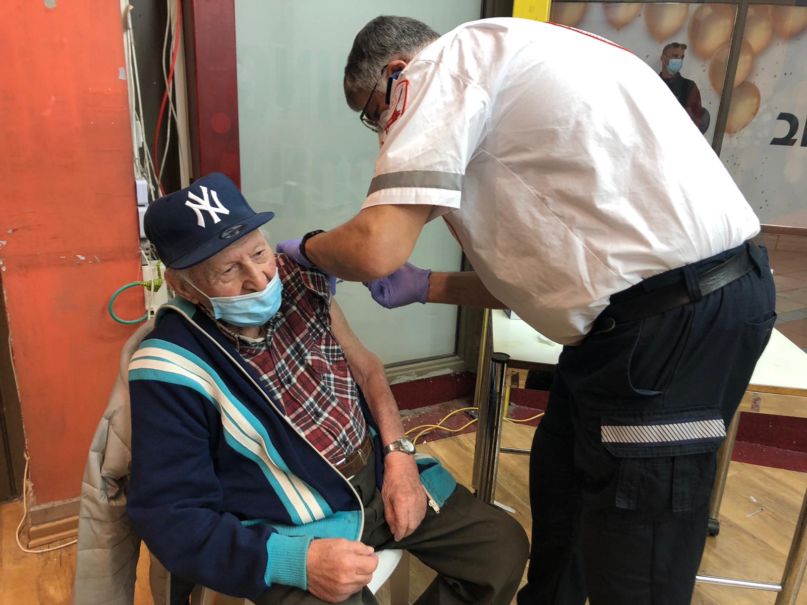 מר גינדין אליעזר מקבל חיסון