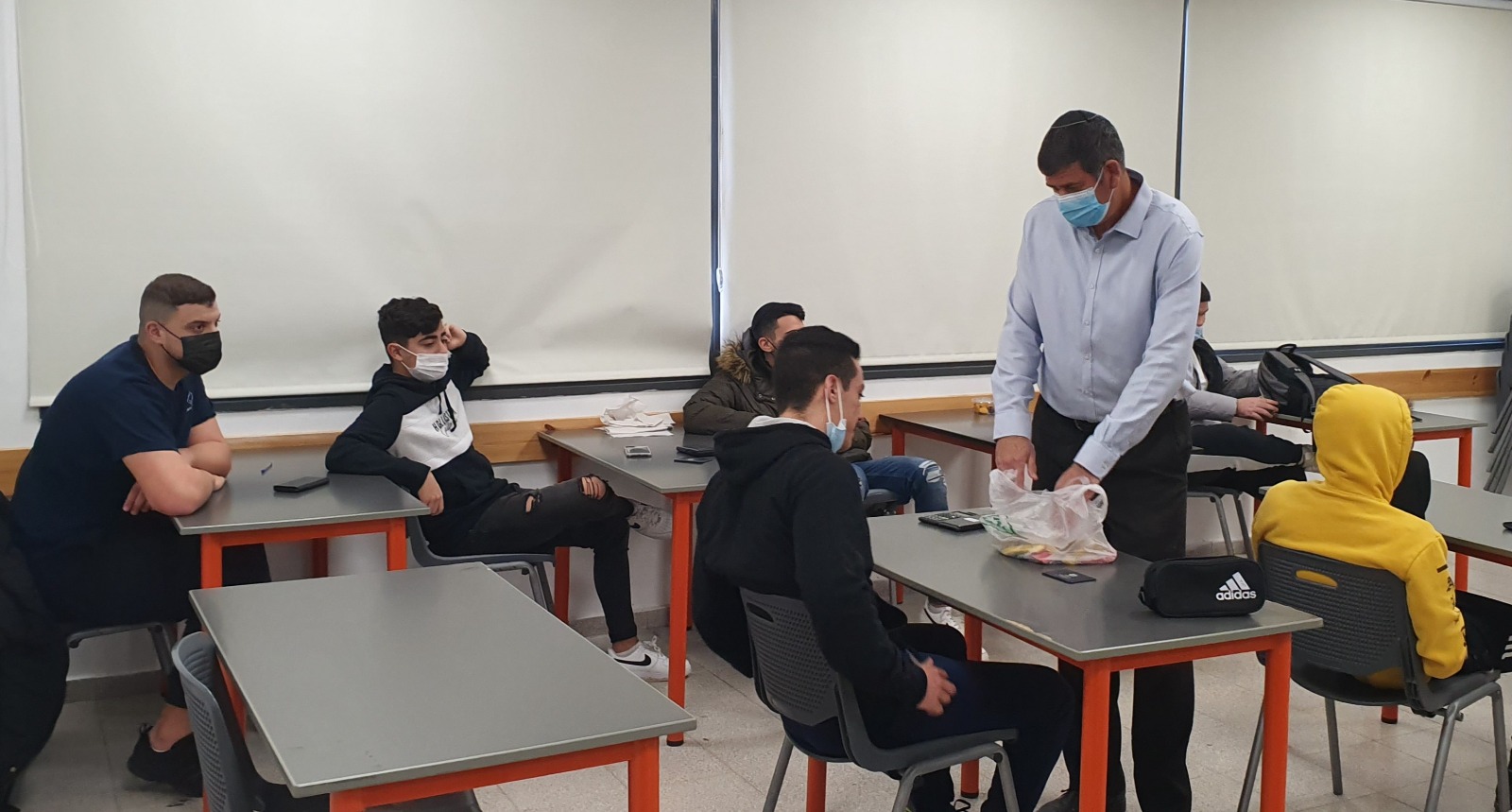 ראש העיר יוסי ברודני נפגש עם תלמידים בכיתת לימוד