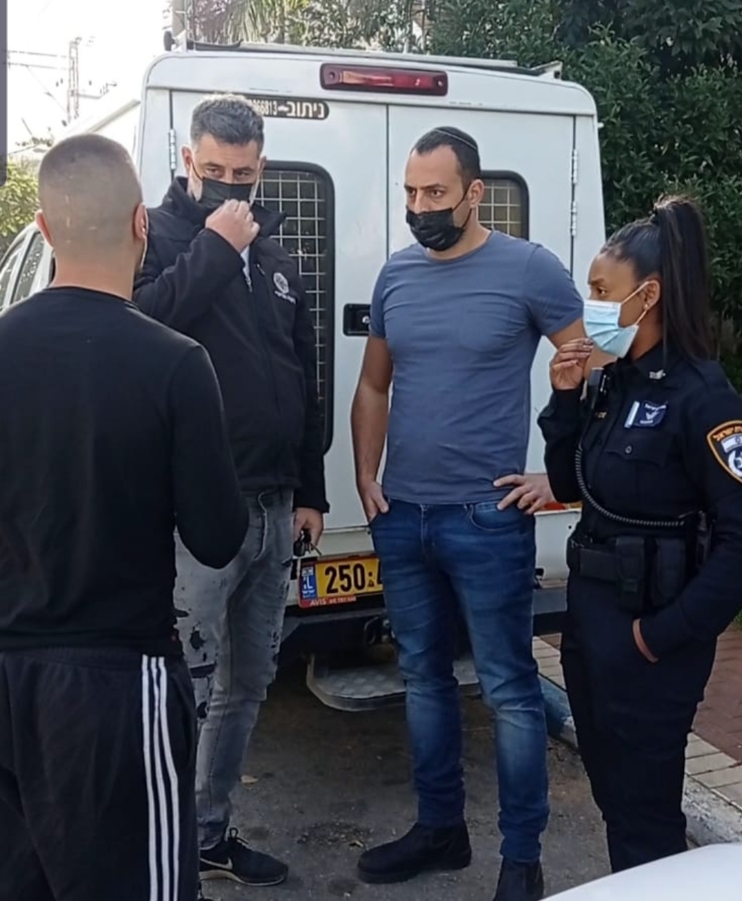 מנהל הפיקוח העירוני שמעון ברוכים, עם השרות הווטרינרי במבצע ללכידת כלב מסוכן בעיר
