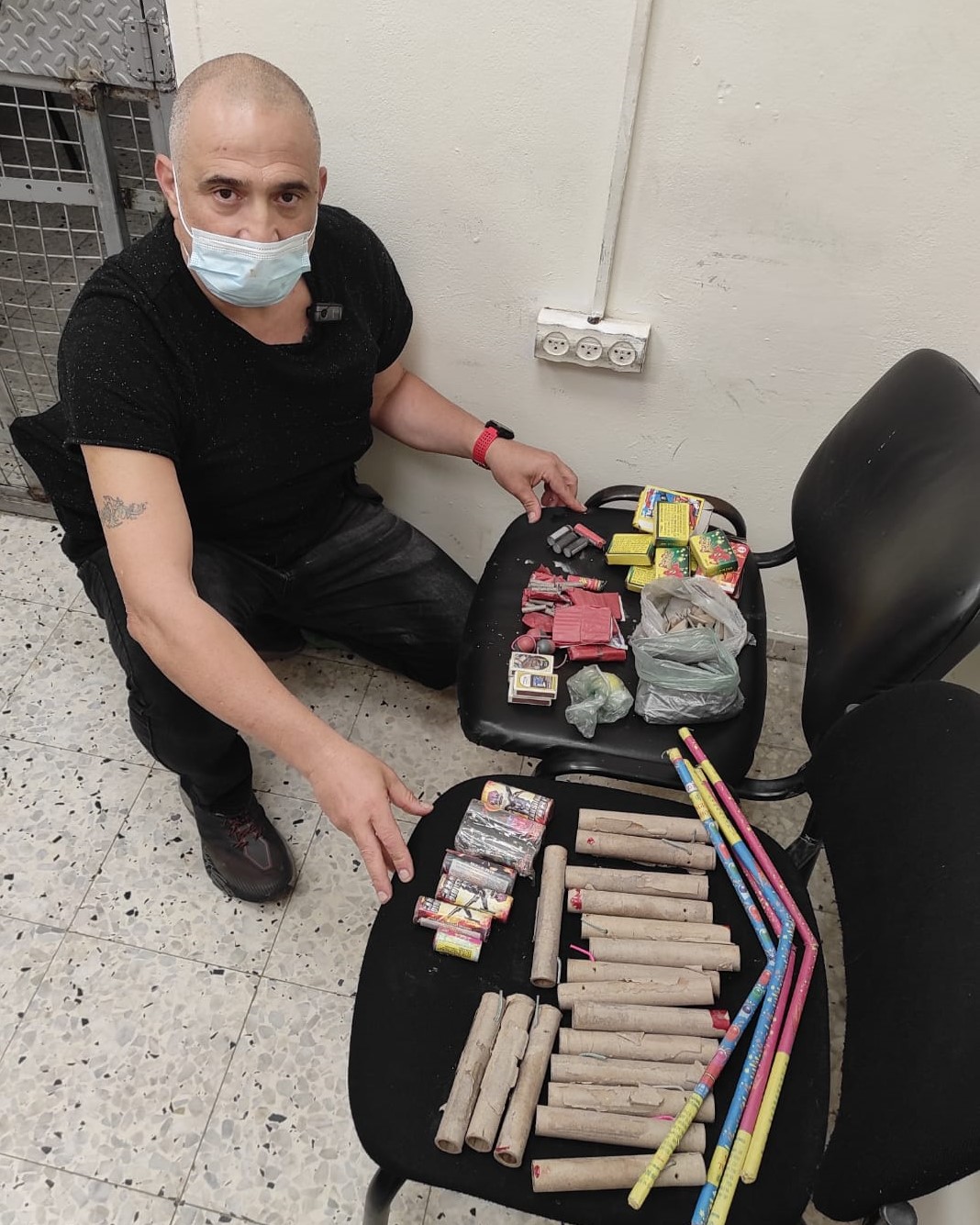 פקח עם הנפצים המוחרמים