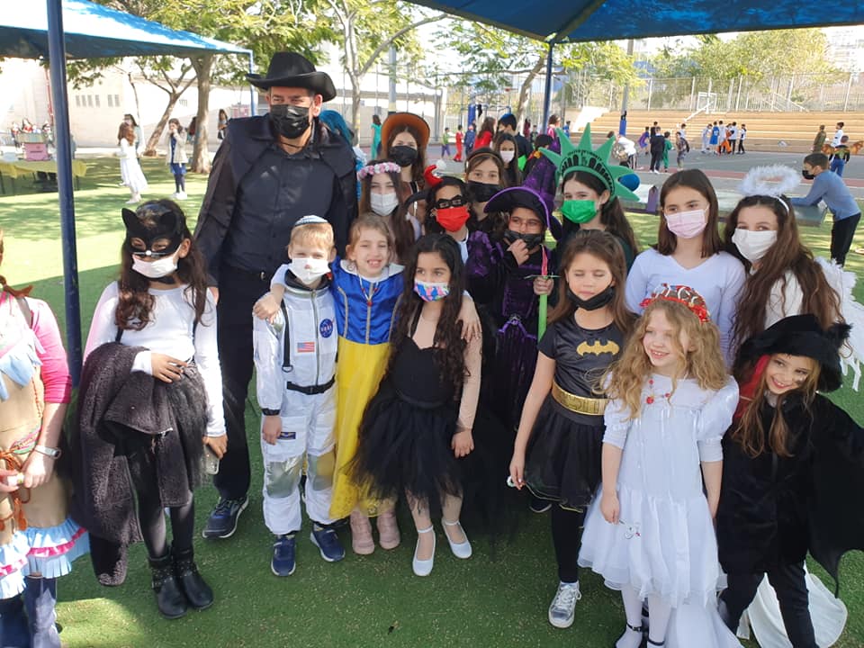 ראש העיר עם ילדים מחופשים