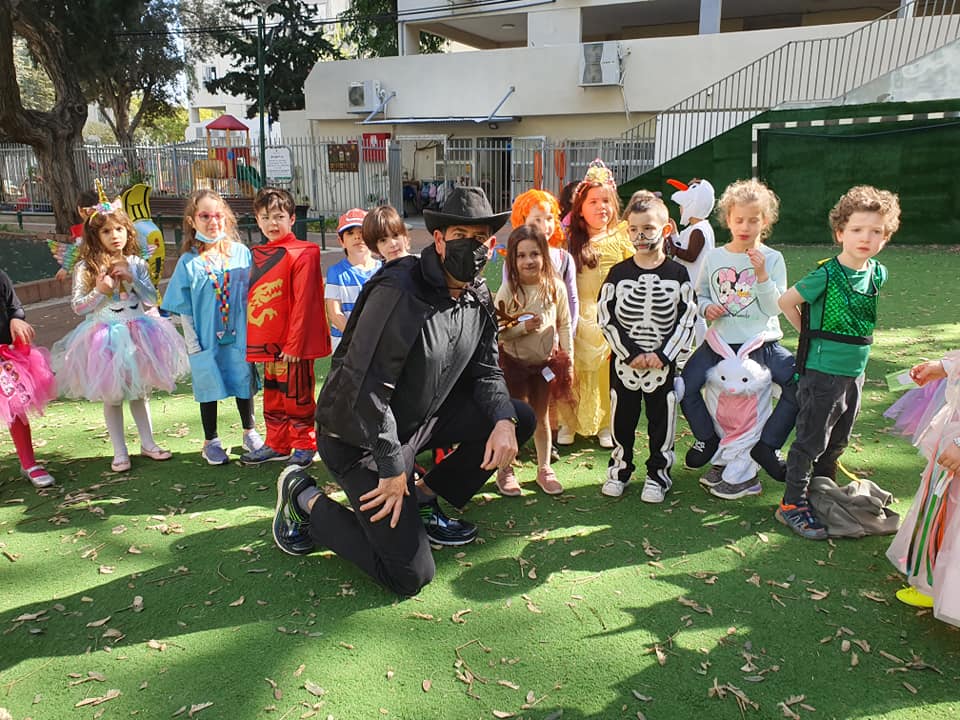 ראש העיר עם ילדים מחופשים