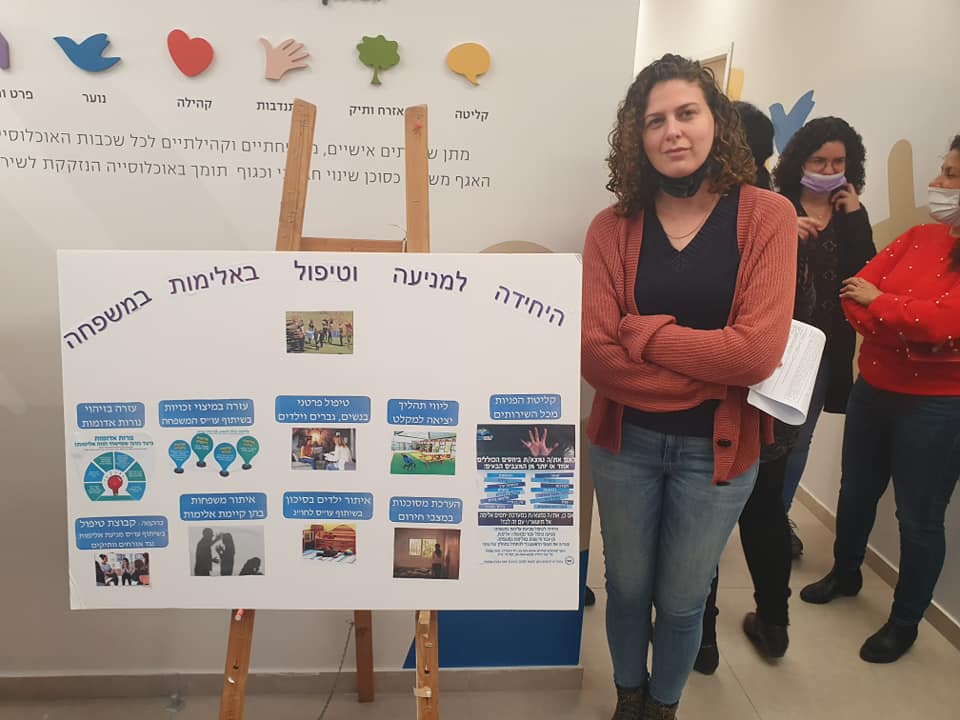 אישה ליד לוח