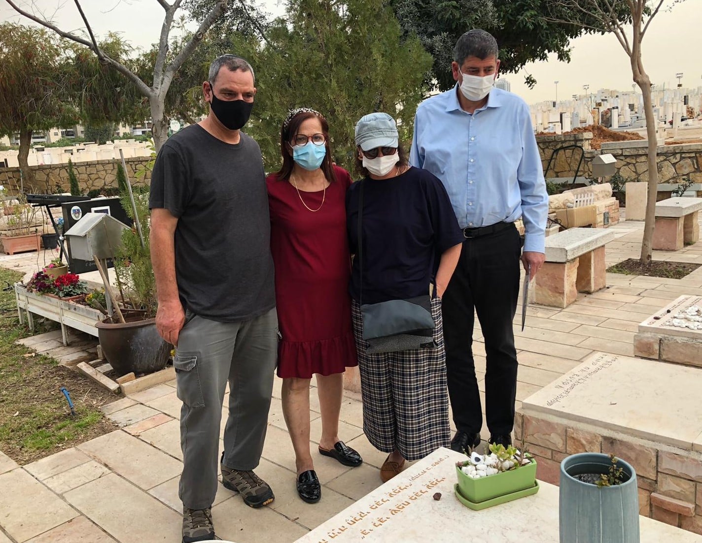 ראש העיר יוסי ברודני עם בני משפחתו של עופר שרעבי זל