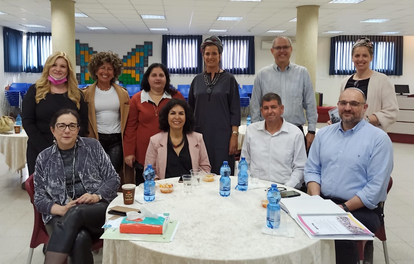 בתמונה: ראש העיר יוסי ברודני עם מנהלת המחוז ורדה אופיר, מנהלת אגף החינוך בעיר אתי דהן ומפקח המחוז גד בר טוב