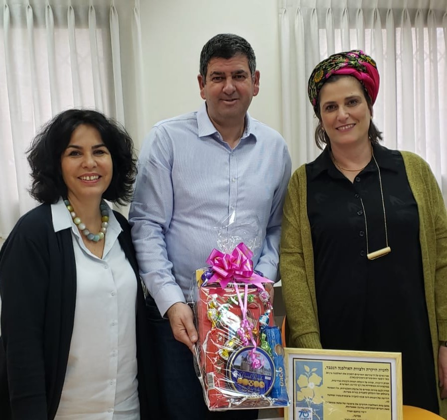 מנהלת האולפנה עם ראש העיר יוסי ברודני ומנהלת האגף אתי דהן