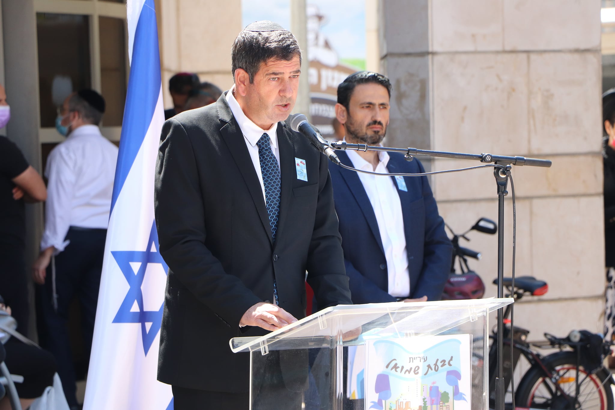 טקס יום הזיכרון ברחבת הכניסה לעירייה