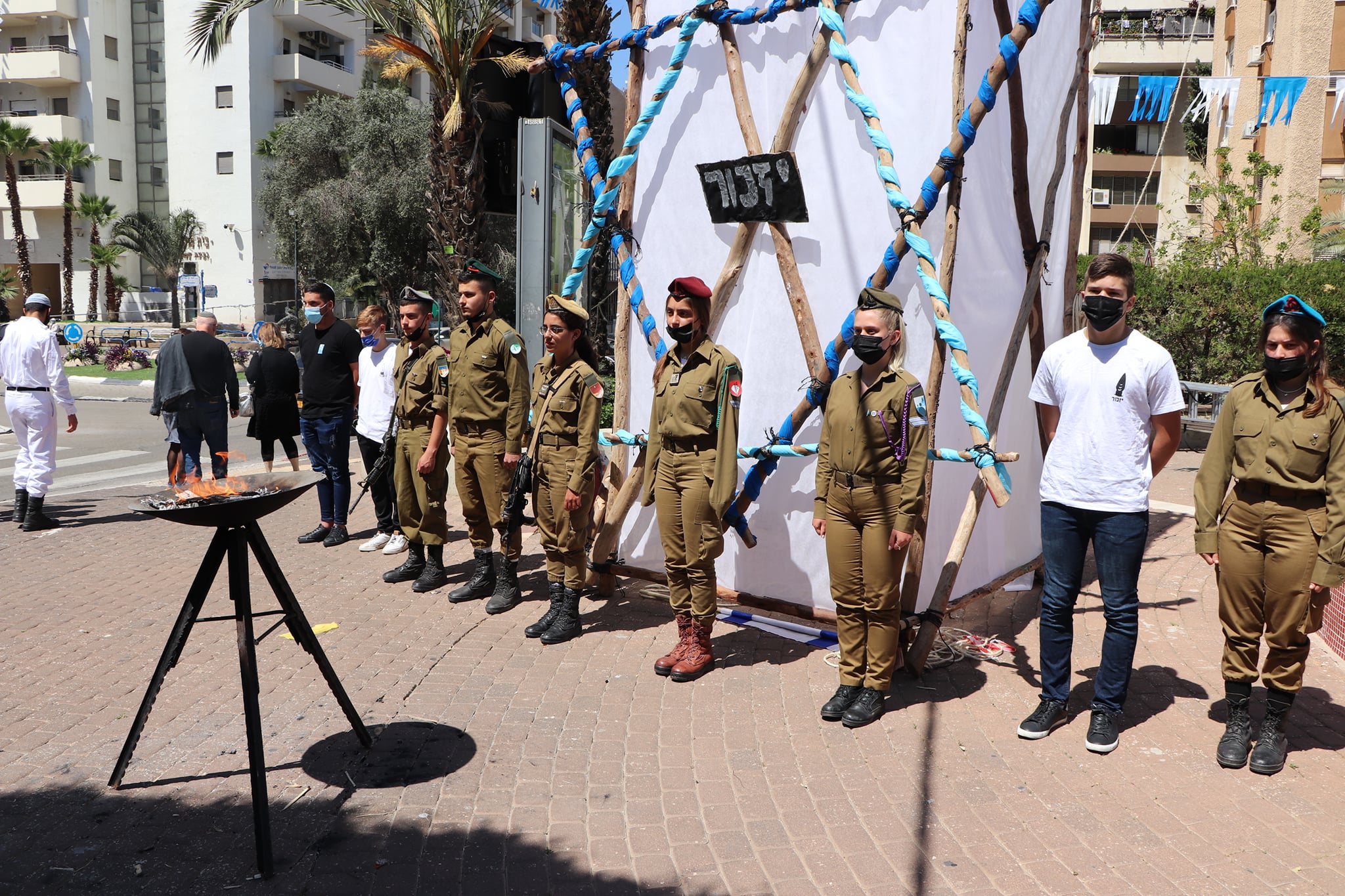 טקס יום הזיכרון ברחבת הכניסה לעירייה