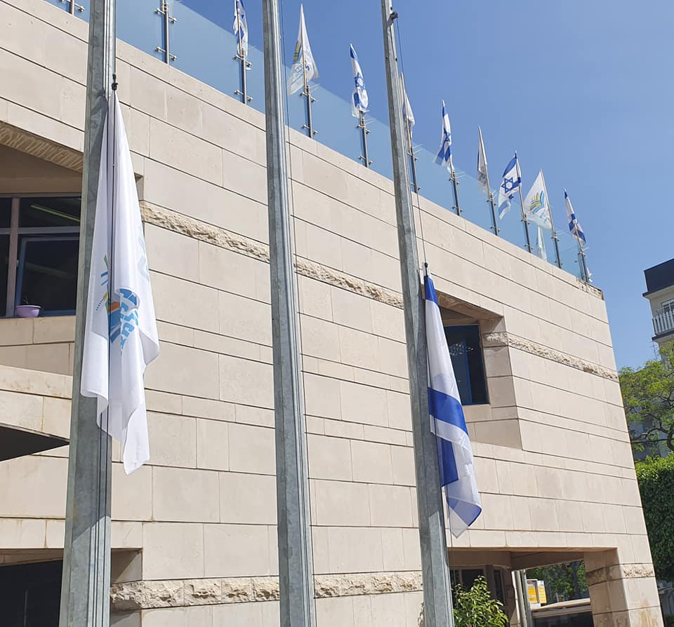 דגלים בחצי התורן