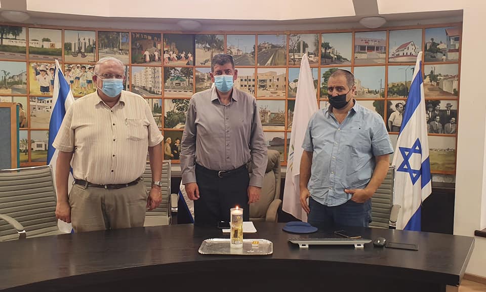 ראש העיר יוסי ברודני, מנכל העירייה גבי חדד עומדים במשרד