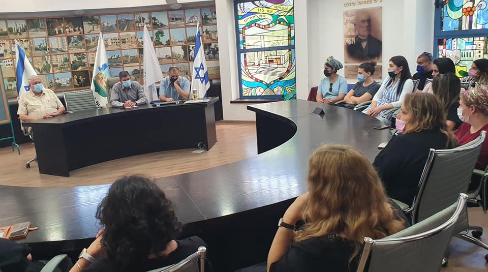 חדר ישיבות עם עובדי העירייה