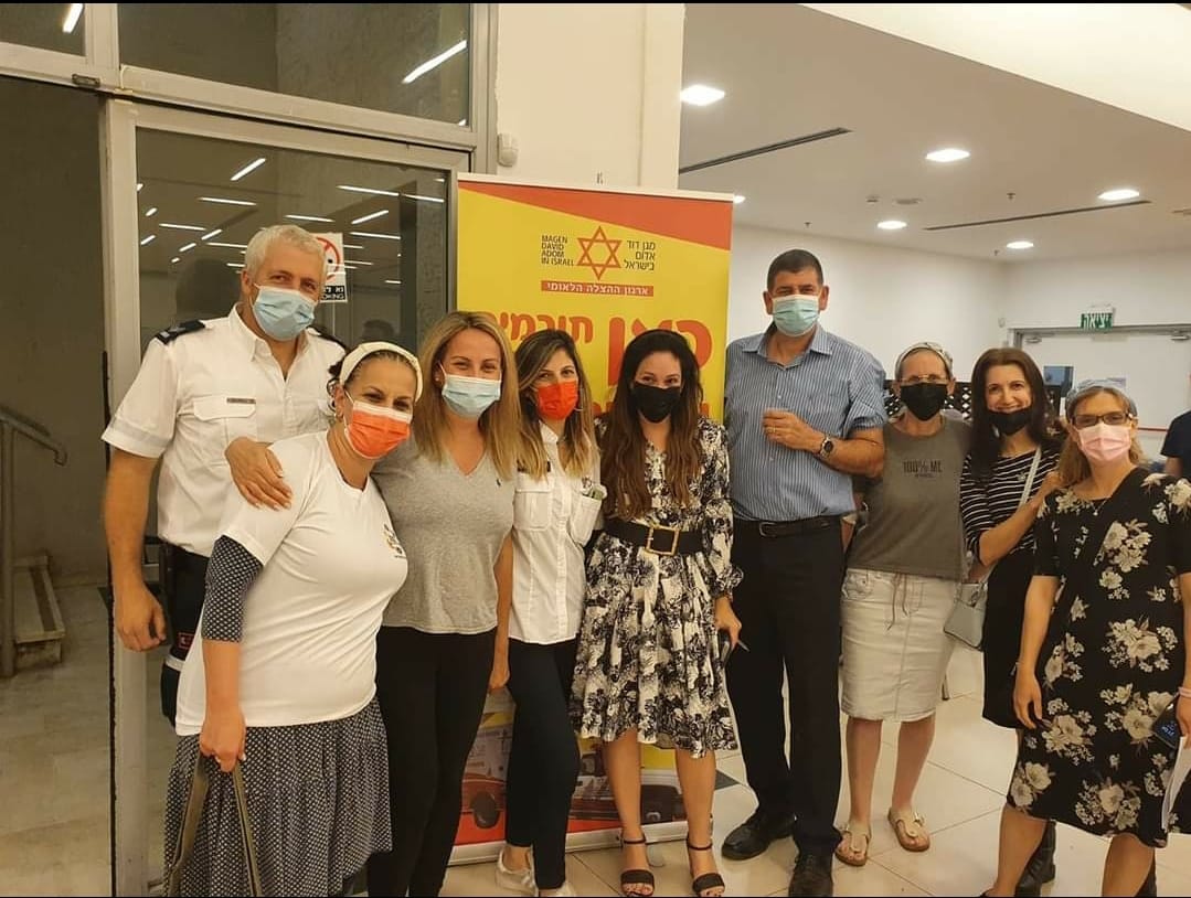 ראש העיר יוסי ברודני עם מתנדבי מדא באירוע התרמת דם.