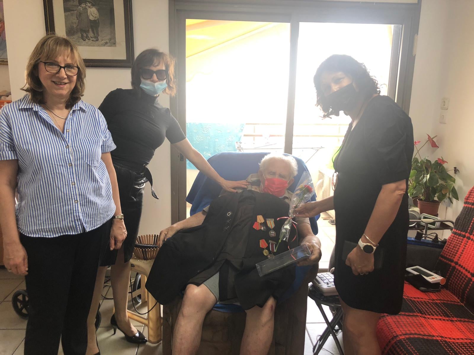 ראש העיר יוסי ברודני עם עובדות עירייה ווטרנים