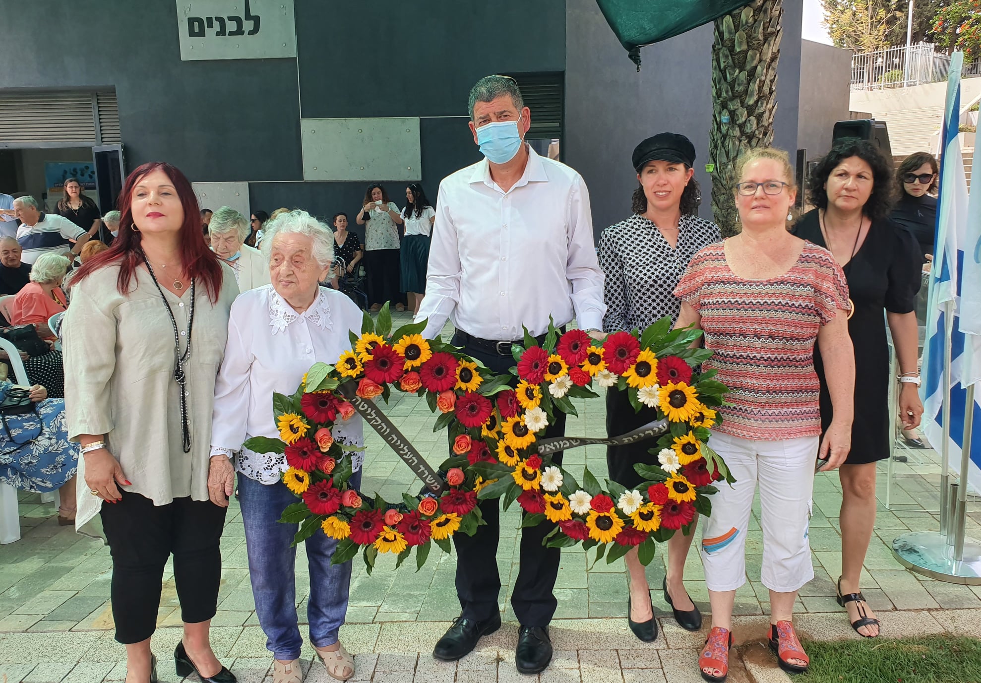ראש העיר יוסי ברודני עם עובדות עירייה ווטרנים מניחים זרי פרחים