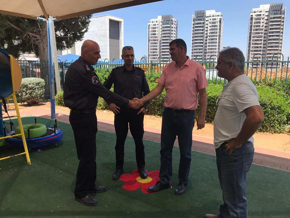ראש העיר יוסי ברודני עם צוותי החירום מצולמים בגינה ציבורית
