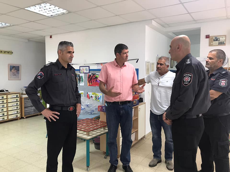ראש העיר יוסי ברודני עם צוותי החירום מצולמים בגן ילדים