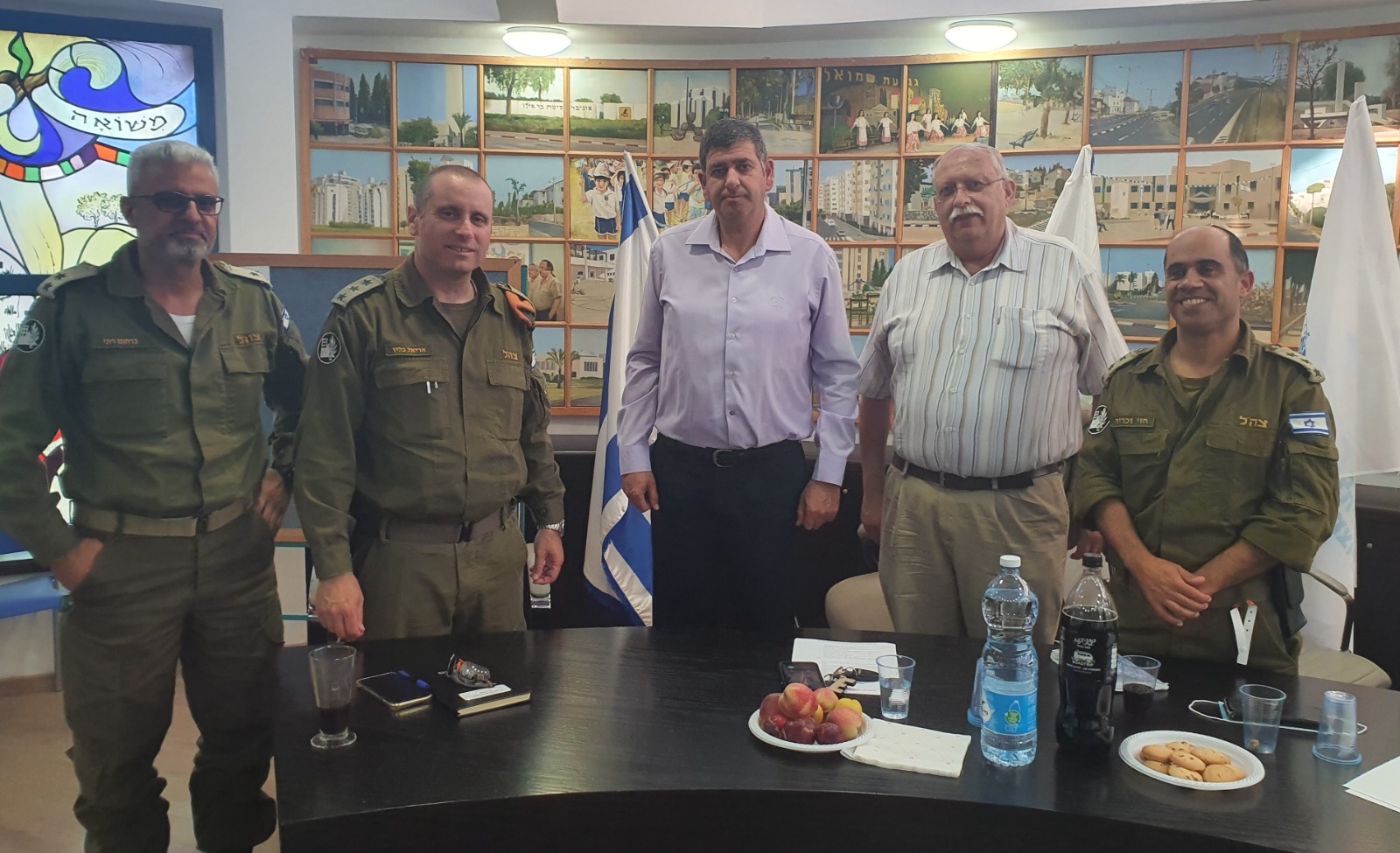 ראש העיר יוסי ברודני עם אלמ אריאל בליץ עובדי עירייה נוספים
