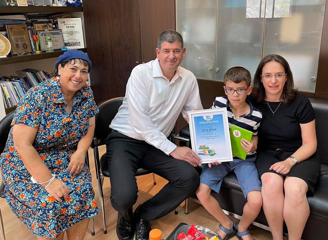 ראש העיר יוסי ברודני עם הזוכה ועוד שתי נשים