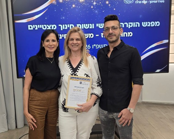 מנהל ביהס אלון נועם אהרוני, סגנית מנהל ביהס אלון אורית יוסף ומפקחת משרד החינוך גלי אלדר