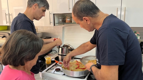מתחברים דרך הסירים