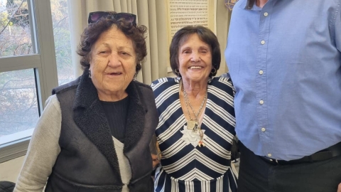 נר חמישי של חנוכה עם שורדי השואה