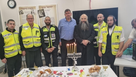 נר חמישי של חנוכה עם שורדי השואה