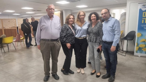 מרימים כוסית לכבוד המתנדבים