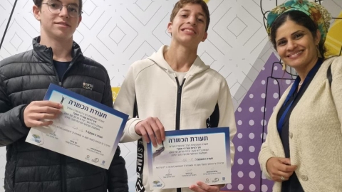 בני נוער מעזרא מחזיקים בתעודות שקבלו ביום ההכשרה העירוני.jpg