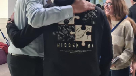 ראש העיר מחבק את בני הנוער.jpg