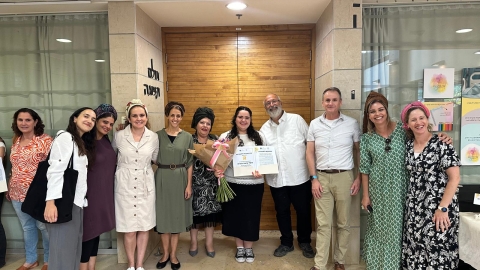 ההורים והצוותים מלווים את שקד המצטינת המחוזית במעמד.jpg