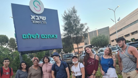 בכניסה לבית חולים.jpg