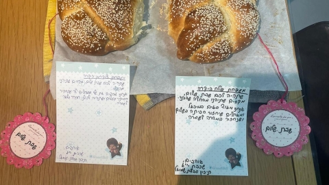 חלות שהכינו תלמידי התיכון למשפחות מגויסים ומיכתבים שרשמו להם לחזק אותם.jpg