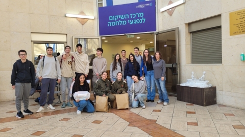 מתנדבי תיכון גבעת שמואל  משמחים  פצועים בשיבא.jpg